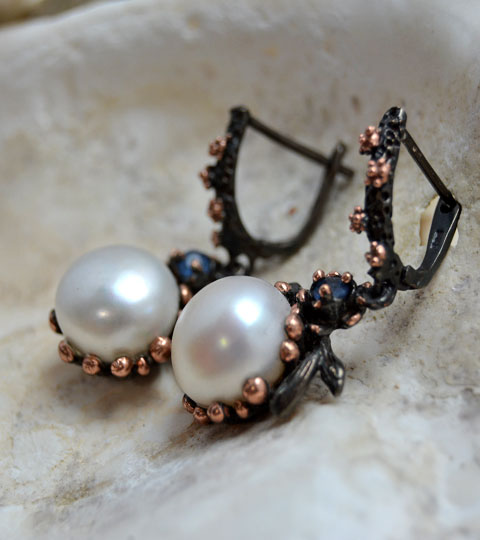 Freshwater pearls with sapphire